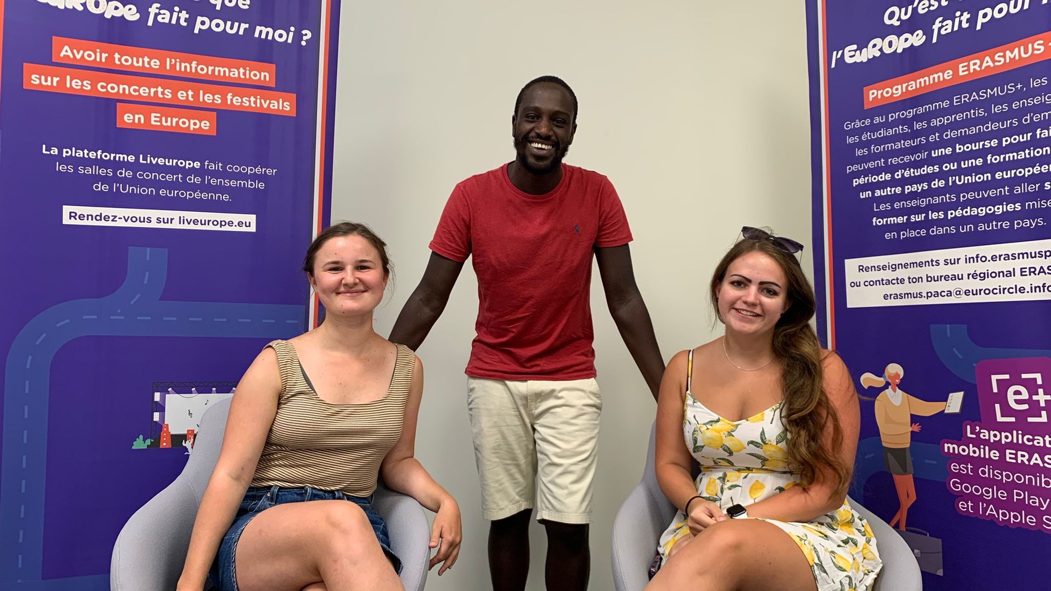 trois personnes sourient en prenant une photo
