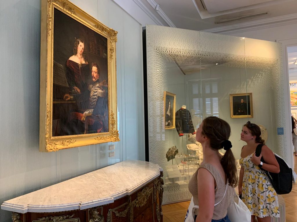 deux filles admirent une peinture au musée