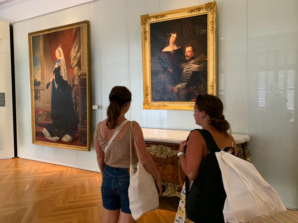 deux filles admirent une peinture au musée